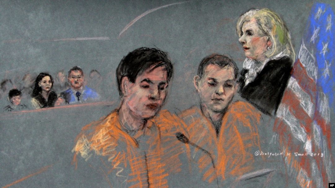 Terdakwa Dias Kadyrbayev (kiri) dan Azamat Tazhayakov menghadap pemimpin sidang, Hakim Marianne Bowler di pengadilan Federal Boston (13/8). Kedua terdakwa mengaku tidak bersalah terkait tuduhan membantu pembom marathon boston.
