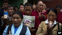 Warga Tibet di pengasingan di India mengadakan doa bersama bagi para korban tewas akibat aksi bakar diri (foto: dok).