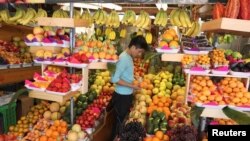 Seorang pedagang memilih buah-buahan untuk dijual di sebuah pasar di Lima, Peru, 2 November 2018.