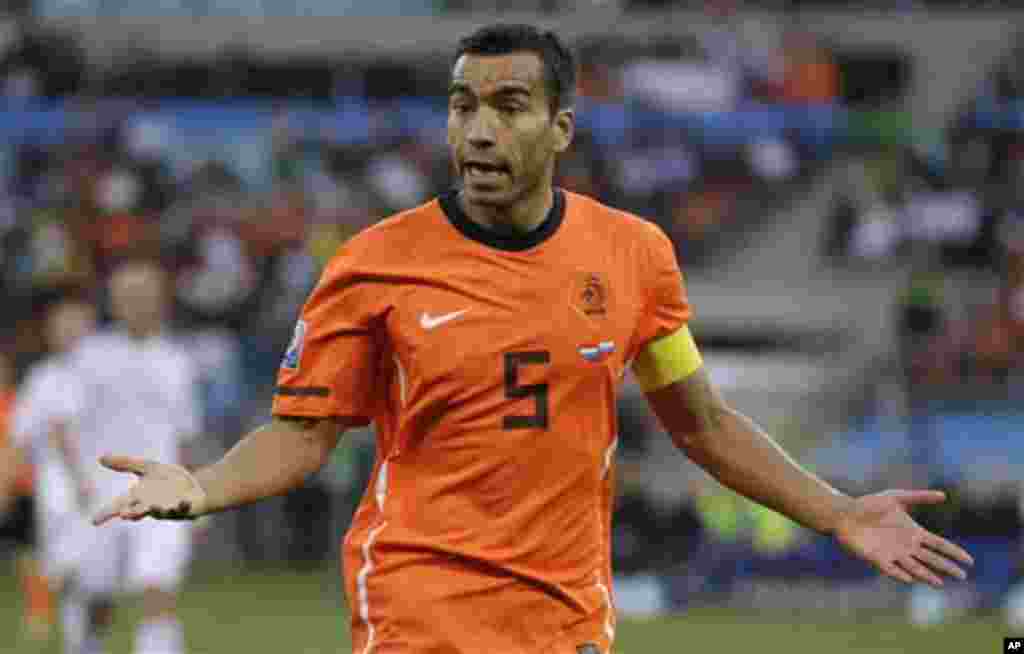 Nizozemski reprezentativac Giovanni van Bronckhorst prosvjeduje kod pomoćnog suca na utakmici sa Slovačkom