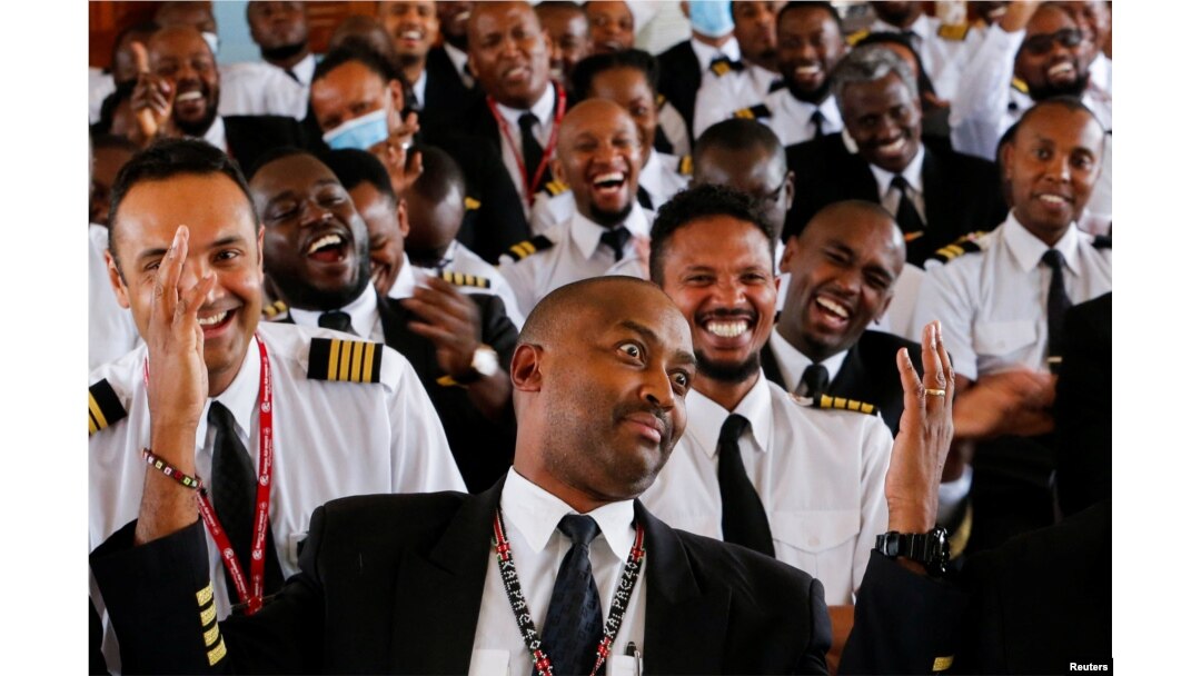 Asosiasi Pilot Kenya Airline pada saat konferensi pers di sela-sela aksi pemogokan di dekat Bandara Internasional Jomo Kenyatta di Nairobi, Kenya, 5 November 2022. (Foto: REUTERS/Thomas Mukoya)
