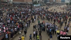 Ribuan remaja pelajar SMA turun ke jalan-jalan untuk melakukan aksi protes di Dhaka, Bangladesh hari Kamis (2/8). 