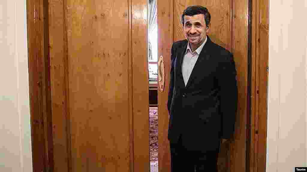 محمود احمدی نژاد این روزها در رسانه ها پر رنگ تر حضور دارد. رئیس جمهوری سابق ایران وعده داده می تواند در دولت بعد ۲۵۰ هزار تومان به هر نفر یارانه بدهد. ۱۳ ماه دیگر انتخابات ریاست جمهوری است؛ فکر می کنید احمدی نژاد شانس دوباره ای خواهد داشت؟‌