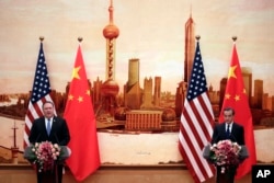 美国国务卿蓬佩奥和中国外交部长王毅2018年6月14日在北京人民大会堂举行的联合新闻发布会上讲话。