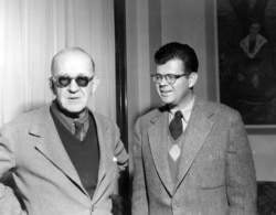 지난 1953년 존 포드 영화감독과 아들 패트릭이 로마의 한 호텔에서 사진을 찍고 있다.