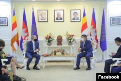 រដ្ឋមន្ត្រី​ការបរទេស​ចក្រភព​អង់គ្លេស​លោក Dominic Raab ជួប​ជាមួយ​លោក សាយ សំអាល់ រដ្ឋមន្រ្តីក្រសួងបរិស្ថាន​កម្ពុជា​ នៅក្រសួងបរិស្ថាន​ក្នុង​រាជធានី​ភ្នំពេញ​ នៅថ្ងៃទី២៣ ខែមិថុនា ឆ្នាំ២០២១។ (Facebook/Cambodia Ministry of Environment)