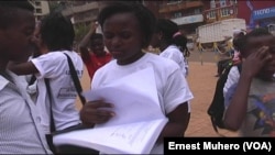 Des volontaires de l’ONG CRID intéressent les gens à signer la pétition à Bukavu, Sud-Kivu, 30 mars 2017. (VOA/Ernest Muhero)