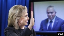 Menlu AS Hillary Rodham Clinton melakukan televideo konferensi dengan PM Palestina Salam Fayyad.
