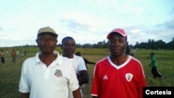 Sr. Bramugi e Rosário Assane no campo de futebol em Moçambique