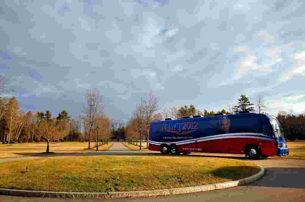 Bus kampanye Newt Gingrich melintasi Dover, New Hampshire, 9 Januari (Reuters).