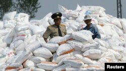 중국 단둥에서 바라본 북한 신의주 압록강변에 중국으로부터 수입한 밀가루 부대가 쌓여있다.