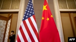 美國財政部長耶倫與中國副總理何立峰在北京釣魚台國賓館會談前擺出的美中國旗。 (2023年7月8日)