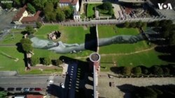 Land Artist Paints Giant ‘Human Chain’ in Italy