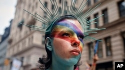 Una persona participa en la Marcha del Orgullo de la ciudad de Nueva York, el 30 de junio de 2024, en Nueva York.