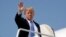 El presidente Donald Trump saluda al abordar el Air Force One para un viaje a West Virginia para una cena de "Saludo al servicio", el 3 de julio de 2018, en la Base Andrews de la Fuerza Aérea, Maryland.