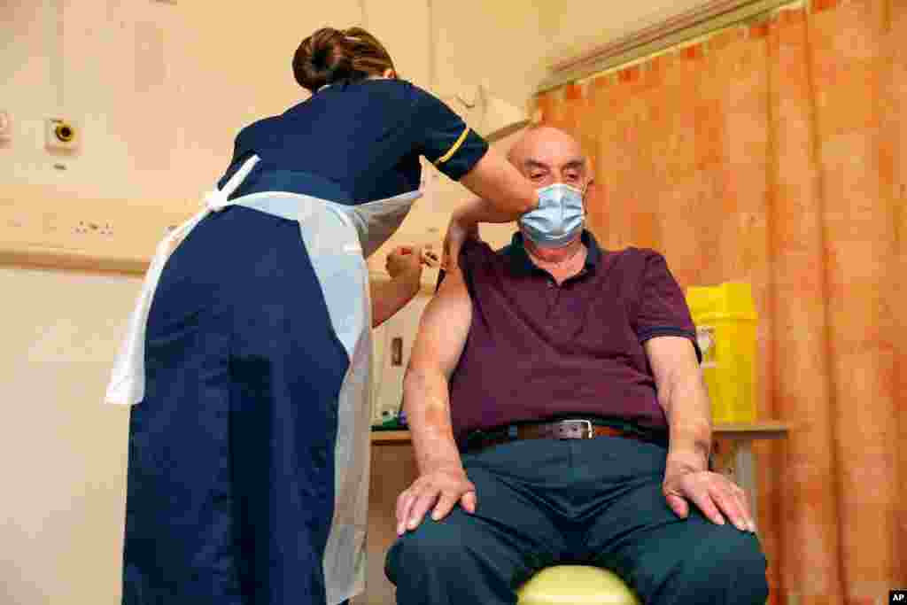 영국 옥스포드 처칠 병원에서 82세 브라이언 핀커 씨가 옥스포드-아스트라제네카의 신종 코로나바이러스 백신 접종을 받고 있다. 