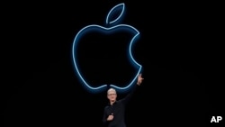 Apple CEO Tim Cook waves after speaking at the Apple Worldwide Developers Conference in San Jose, Calif., Monday, June 3, 2019. (AP Photo/Jeff Chiu)