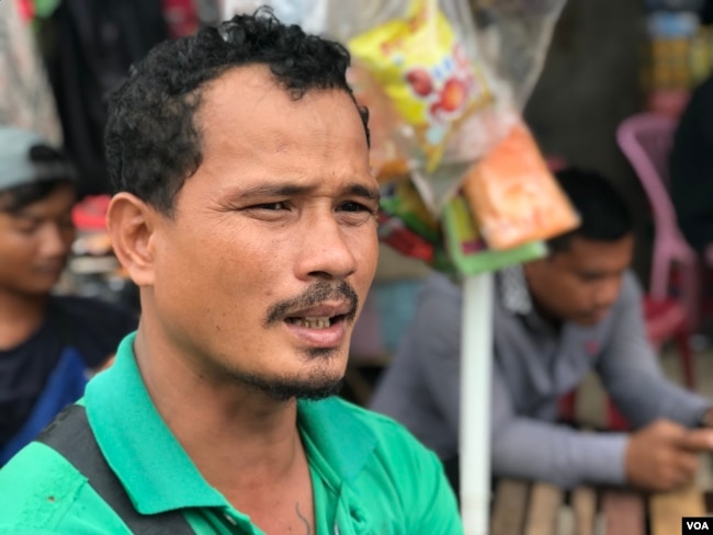 លោក ស៊ីណា ខេមរា អាយុ៣៤ឆ្នាំ កម្មករផ្នែកប្រមូលសំរាមរបស់ក្រុមហ៊ុនស៊ីនទ្រី (ខេមបូឌា) អង្គុយមុខអគារចតរថយន្តប្រមូលសំរាមរបស់ក្រុមហ៊ុនស៊ីនទ្រីនៅខណ្ឌដង្កោ ទីក្រុងភ្នំពេញថ្ងៃទី១៤ ខែតុលា ឆ្នាំ២០២០។ (ហ៊ុល រស្មី/វីអូអេ)