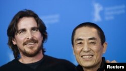 ດາຣາຮູບເງົາ Christian Bale (ຊ້າຍ) ພະເອກໃນເລື້ອງ The Dark Night Rises ກັບ Zhang Yimou ຊາວຈີນ ຜູ້ສ້າງຮູບເງົາເລື້ອງ "The Flowers of War".
