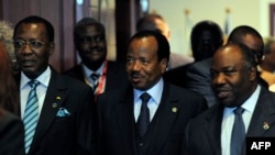Les présidents tchadien Idriss Deby Itno (à g.), camerounais Paul Biya (c) et gabonais Ali Bongo Ondimba au 4e sommet UE-Afrique, le 3 avril 2014 au siège de l'UE à Bruxelles.