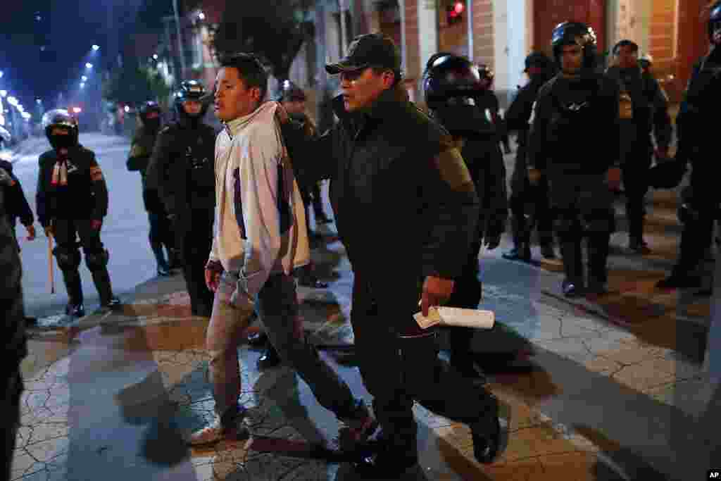 La policía detiene a un hombre en el centro de La Paz; las autoridades mantienen tareas de vigilancia en diferentes ciudades de Bolivia.