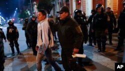 Exautoridades del Tribunal Supremo Electoral han sido arrestados por la policía boliviana, y otros se encuentran prófugos, mientras el país vive un momento de incertidumbre.