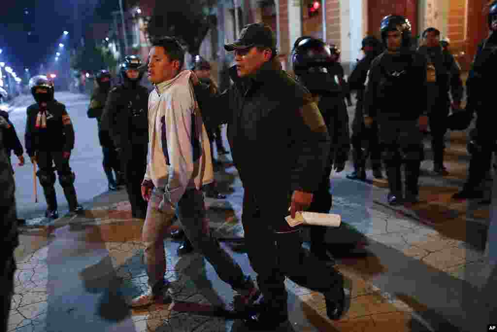 La policía detiene a un hombre en el centro de La Paz; las autoridades mantienen&nbsp;tareas de vigilancia en diferentes ciudades de Bolivia.