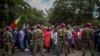 Des soldats éthiopiens tentent de contrôler les manifestants de la capitale et ceux qui ont été déplacés par des violences ethniques au cours du week-end à Burayu, en Ethiopie, le 17 septembre 2018.