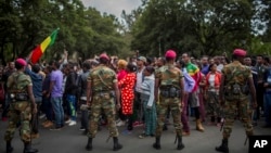 Des soldats éthiopiens face à des manifestants protestant contre les violences ethniques, Addis Abeba, Ethiopie, le 17 septembre 2018. 