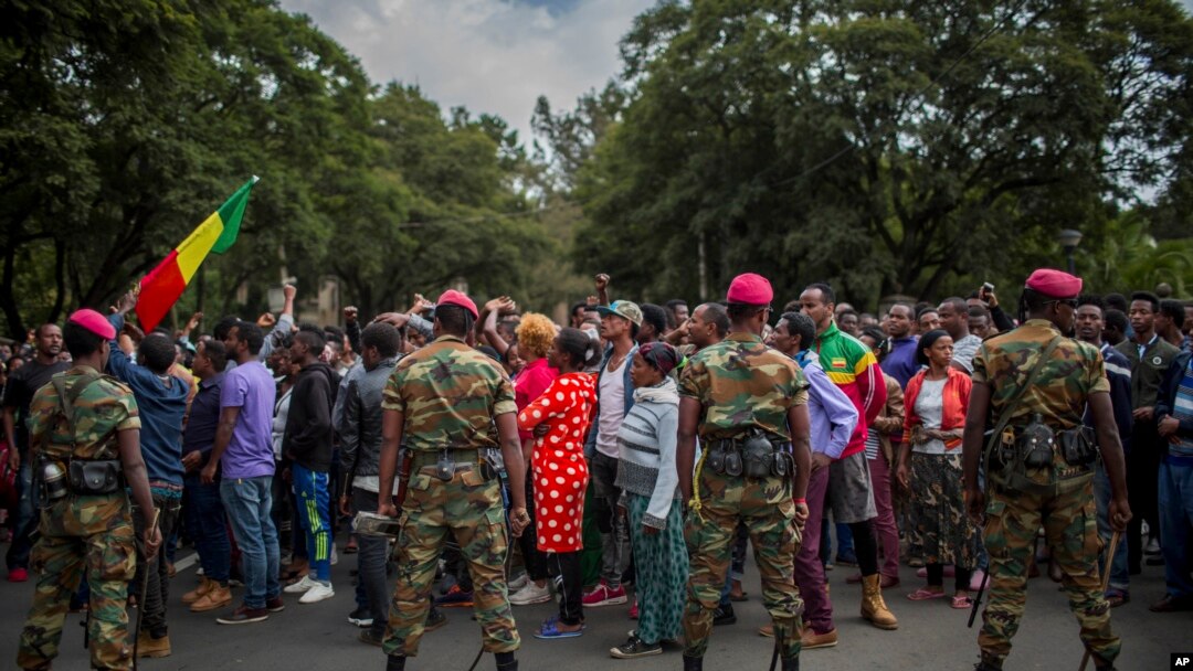 Tentara Ethiopia berusaha menenangkan para pengunjuk rasa di Ibu Kota Addis Ababa, Ethiopia, 17 Oktober 2018. 