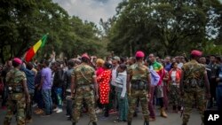 Tentara Ethiopia berusaha menenangkan para pengunjuk rasa di Ibu Kota Addis Ababa, Ethiopia, 17 Oktober 2018. 