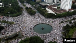 Suasana aksi unjuk rasa memprotes gubernur DKI Basuki Tjahaja Purnama (Ahok) terkait penistaan agama di bundaran Hotel Indonesia, Jakarta, 4 November 2016. (REUTERS/Beawiharta) 