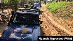 Une patrouille de la gendarmerie au quartier Jacques Opangault à Brazzaville, le 11 mai 2017. (VOA/Ngouela Ngoussou)