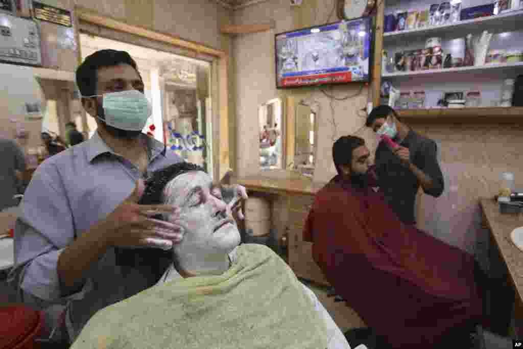 یک آرایشگاه در شهر پیشاور پاکستان. بعد از هفته&zwnj;ها قرنطینه، بازگشایی مشاغل در این شهر صورت گرفته است. در پاکستان ۴۸ هزار نفر به کرونا مبتلا شدند و ۱۰۱۷ نفر جان باختند.&nbsp;