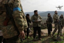 Pejuang Tentara Pembebasan Suriah yang didukung Turki menerbangkan drone di pedesaan Afrin Utara, Suriah, 15 Februari 2018. (Foto: REUTERS/Khalil Ashawi)