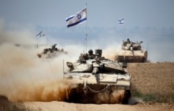 Tank Merkava Israel di dekat perbatasan antara Israel dan Jalur Gaza saat mereka kembali dari kantong pantai Palestina yang dikuasai Hamas pada 5 Agustus 2014. (Foto: AFP/Thomas Coex)