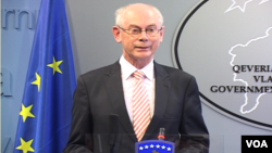 Presiden Uni Eropa Herman van Rompuy hari Jumat (20/12) mengecam tekanan dari Moskow terhadap pemerintah Ukraina. 