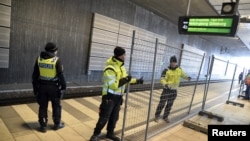 瑞典一个火车站上，职工在国际轨道和国内轨道之间建立了临时屏障（2016年1月3日）