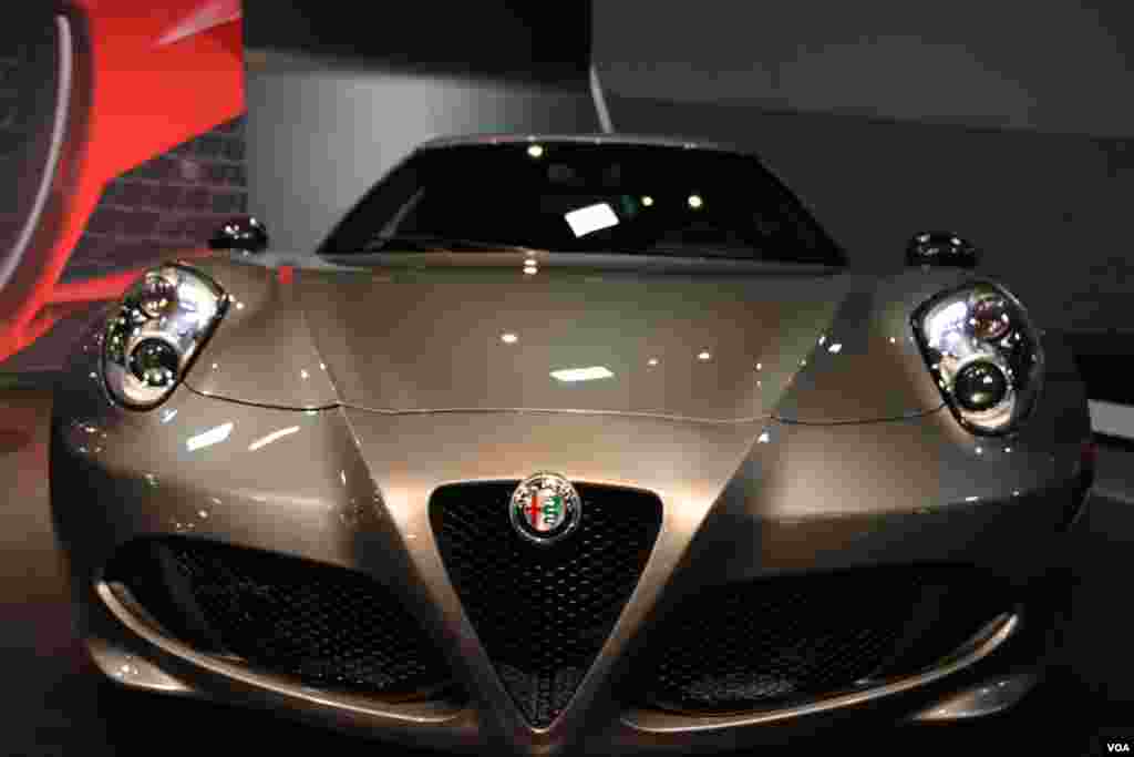 نمایشگاه اتومبیل واشنگتن آلفا رومئو Model: 4C Launch