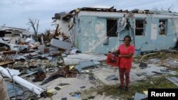 Женщина у своего разрушенного ураганом «Дориан» дома на Багамских Островах. Сентябрь 2019 г.