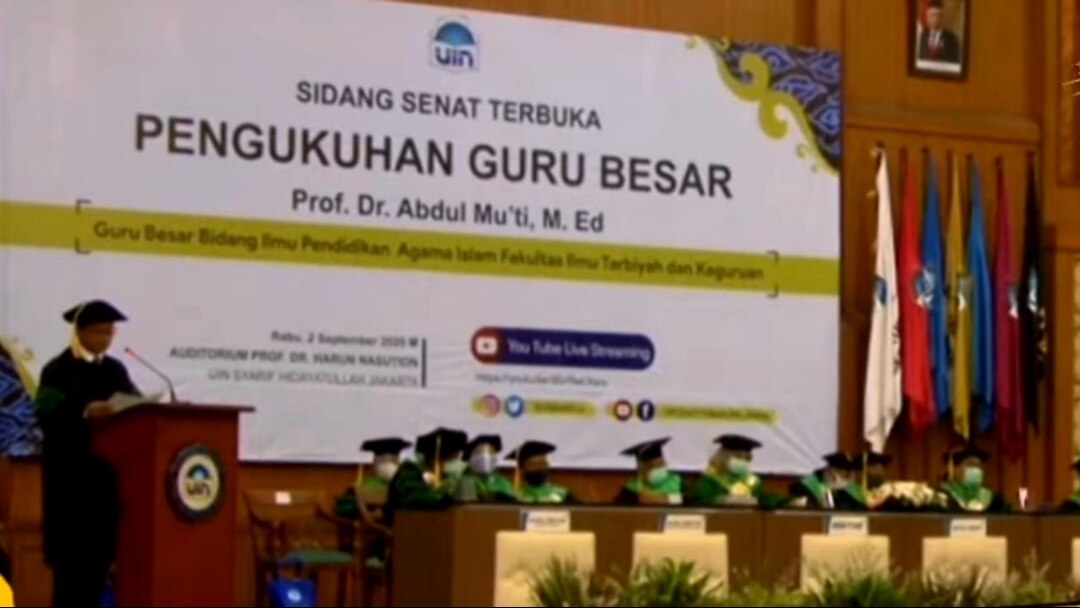 Abdul Mu’ti dalam pidato pengukuhannya sebagai Guru Besar Bidang Ilmu Pendidikan Agama Islam di Universitas Islam Negeri (UIN) Syarif Hidayatullah, Jakarta. (Foto: VOA/Nurhadi Sucahyo)