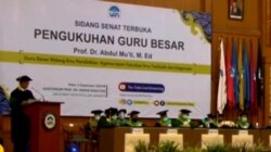 Abdul Mu’ti dalam pidato pengukuhannya sebagai Guru Besar Bidang Ilmu Pendidikan Agama Islam di Universitas Islam Negeri (UIN) Syarif Hidayatullah, Jakarta. (Foto: VOA/Nurhadi Sucahyo)