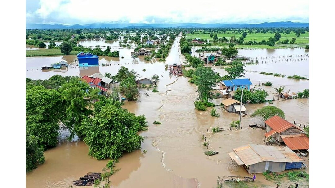 រូប​ឯកសារ៖ ទិដ្ឋភាពពីលើអាកាសបង្ហាញពីគ្រោះទឹកជំនន់នៅខេត្តបាត់ដំបង បន្ទាប់ពីភ្លៀងធ្លាក់ខ្លាំង កាលពីថ្ងៃទី១០ ខែតុលា ឆ្នាំ២០២០។