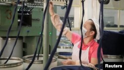 中国广东珠海的一家港企纺织厂的工人在做工。（2016年12月13日）