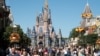 Para pengunjung berjalan di sepanjang Main Street di The Magic Kingdom, di Orlando, Florida (foto: dok). 