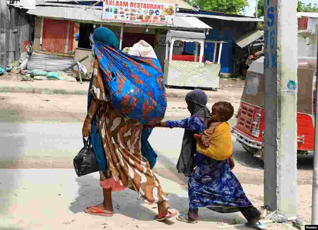 Civilians flee following gunfire between factions within Somalia&#39;s security forces near KM4 in Hodan district of Mogadishu, Somalia.