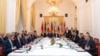 2014'te Viyana'daki nükleer anlaşma görüşmelerinde dönemin ABD Dışişleri Bakanı John Kerry ve İran Dışişleri Bakanı Cevad Zarif, diğer bakanlarla aynı masada