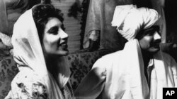 بے نظیر بھٹو آصف زرداری کے ساتھ اپنی شادی کی تقریب میں