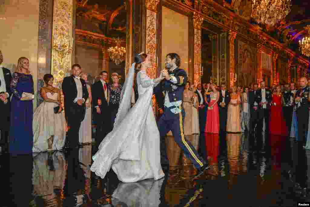 Công chúa Sofia và hoàng tử Carl Philip mở đầu buổi khiêu vũ trong lễ cưới của họ tại Hoàng cung ở Stockholm, Thụy Điển, ngày 13 tháng 6, 2015. &nbsp;