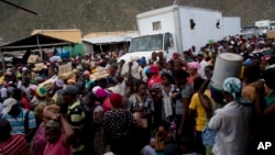 Haitianos esperan la apertura de la frontera entre Jimani, Rep. Dominicana y Malpasse, Haití en un día de mercado.